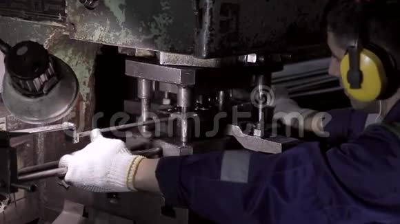 机器操作员在工厂工作邮票金属制品视频的预览图