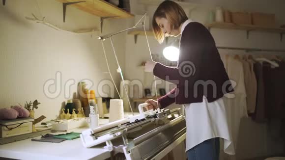 在家庭作坊打针织机的年轻妇女视频的预览图