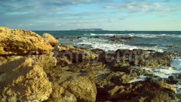 海浪喷岸洛基海岸视频的预览图