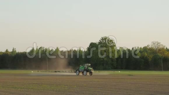 拖拉机用化学物质喷洒农田以保护作物免受杂草和害虫的侵害视频的预览图
