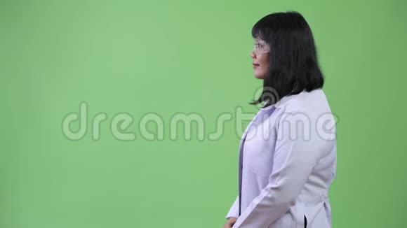 戴护目镜的亚洲美女医生侧视图视频的预览图