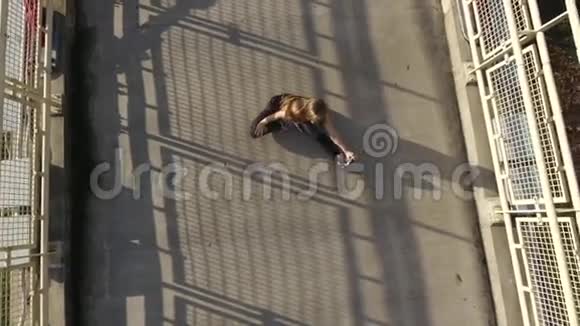 一个女人在高速公路上的桥上跑步视频的预览图