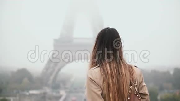 年轻漂亮的女人走在市中心用手机说话法国巴黎埃菲尔铁塔附近的女性视频的预览图