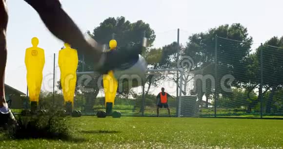 足球运动员把球踢向球门柱4k视频的预览图