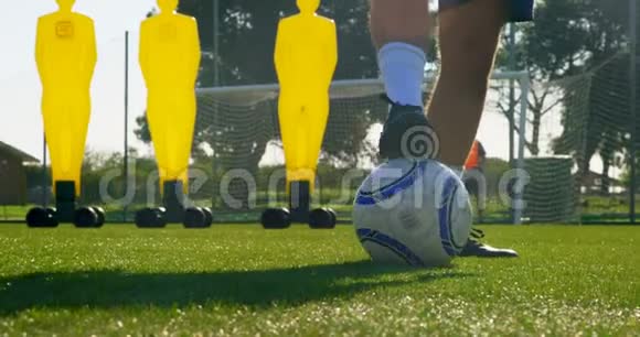 足球运动员把球踢向球门柱4k视频的预览图