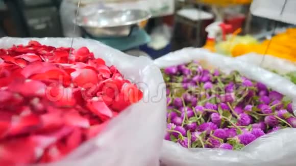 色彩鲜艳的花卉花瓣在当地市场销售4K慢动作视频的预览图