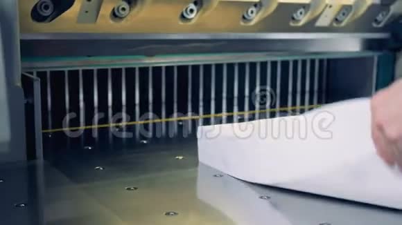 工人把纸放入剪纸工业机器4公里视频的预览图