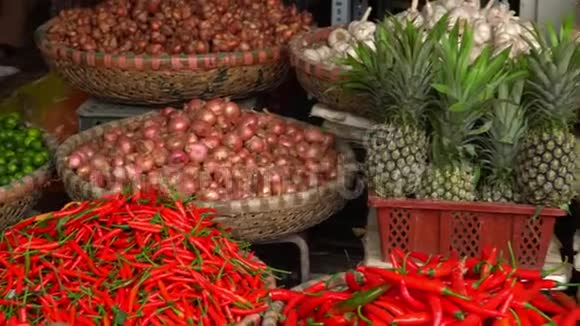 越南市场的各种产品市场柜台上有菠萝红椒生姜等视频的预览图