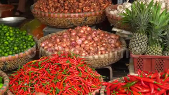 在越南市场的柜台上水果和蔬菜的数量很少其中的各种产品视频的预览图