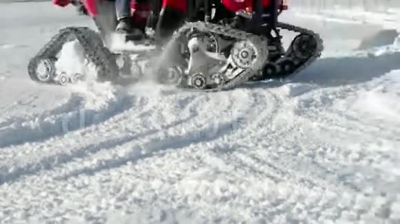 驾驶雪橇在雪地上行驶视频的预览图