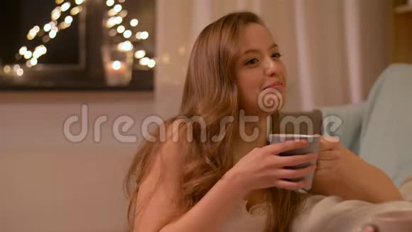 女人喝茶和朋友在家聊天视频的预览图