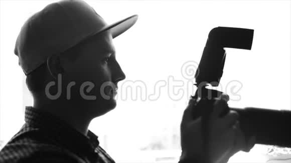 年轻男性摄影师用专业相机拍照视频的预览图