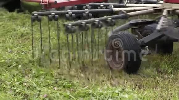 联合收割机机器附件田间草包视频的预览图
