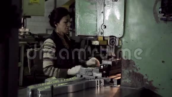 一个女人坐在机器上做紧固件视频的预览图