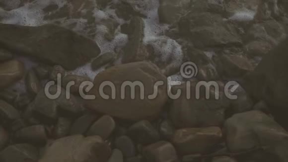 岸上的岩石上缓慢的流动着波浪视频的预览图