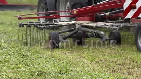联合收割机拖拉机运输车在田间包装割草视频的预览图