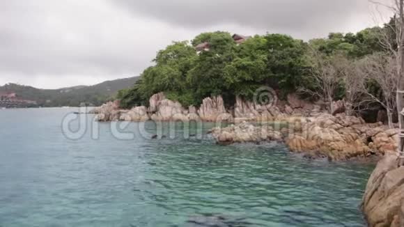 观赏天堂般的热带海滩在阳光明媚的日子里平静的大海视频的预览图