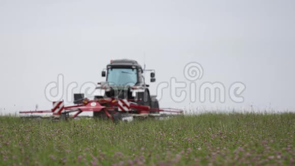拖拉机在农田里与收获草结合视频的预览图