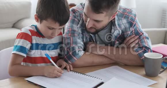 父亲和儿子在家学习视频的预览图