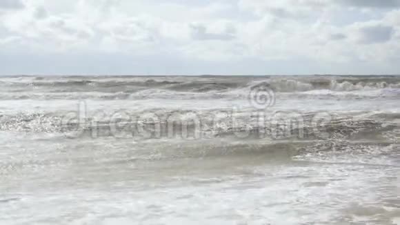 波浪从海岸的向后运动视频的预览图
