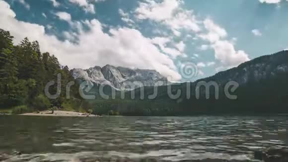德国加米施巴伐利亚州祖格斯皮茨4K延时湖视频的预览图
