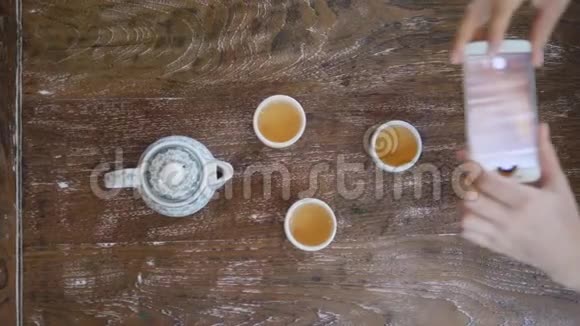 用手机拍照中国传统茶道提供从上图可以看到的饮茶景观4K视频的预览图