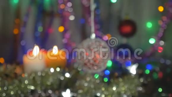 漂亮的红球新年和圣诞装饰品闪耀的加兰背景模糊把摄像机从视频的预览图