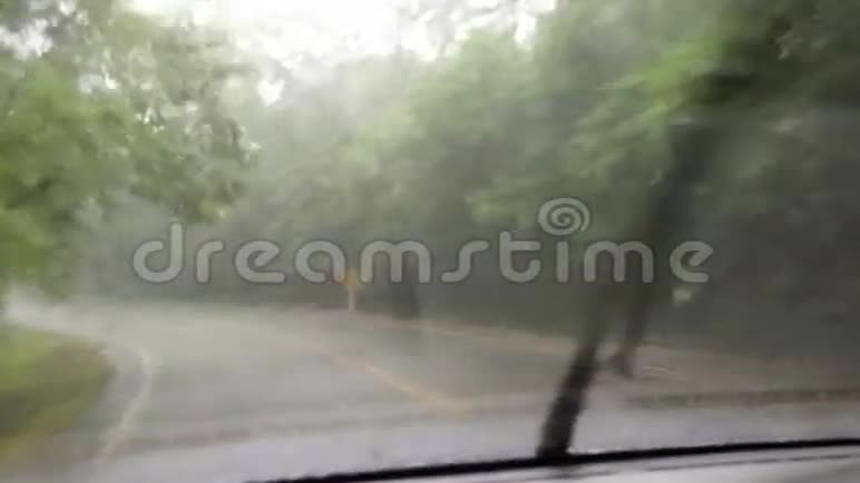 在强雨中驾驶视频的预览图