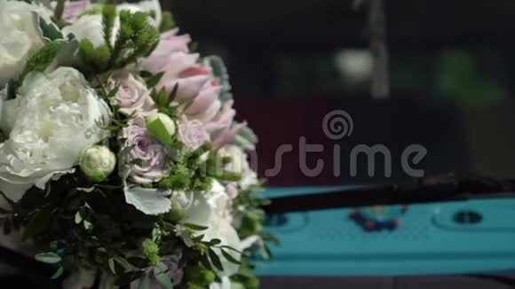 在蓝色复古巴士上的新娘花束视频的预览图