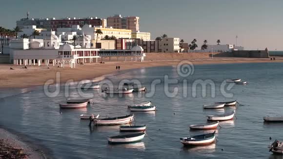 西班牙安达鲁西亚加迪兹拉卡莱塔海滩美丽的冬日视频的预览图