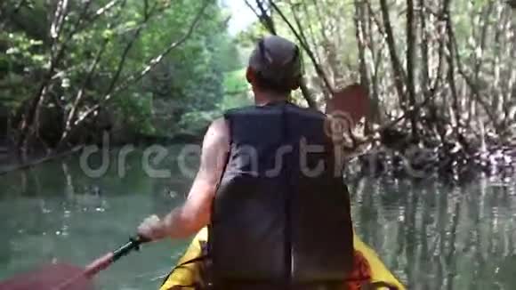沿着泻湖在皮艇上划船的人视频的预览图