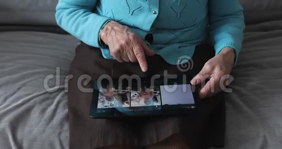 手的老妇人和电子平板电脑视频的预览图
