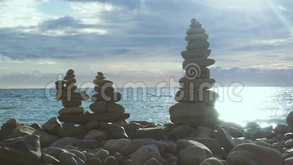 海岸上的石堆缓慢移动视频的预览图