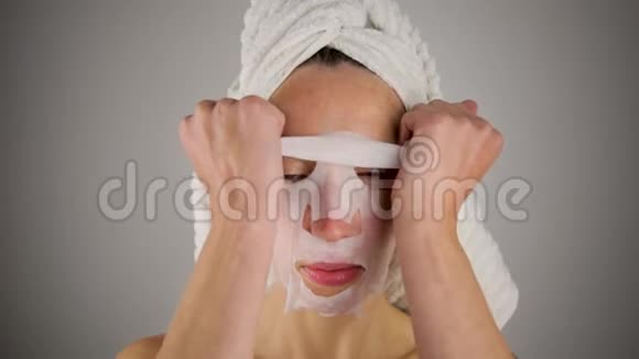 美丽的女性使用面膜保湿视频的预览图