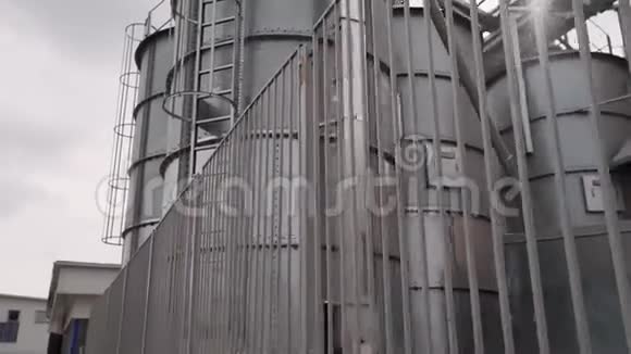 农场生产的大型灰色金属储存建筑视频的预览图