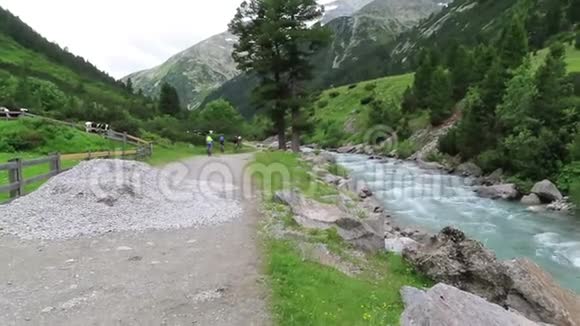 奥地利的施莱吉斯山谷蒂罗尔前往意大利的徒步旅行视频的预览图