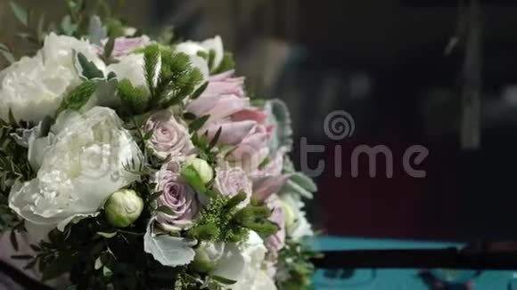 在蓝色复古巴士上的新娘花束视频的预览图