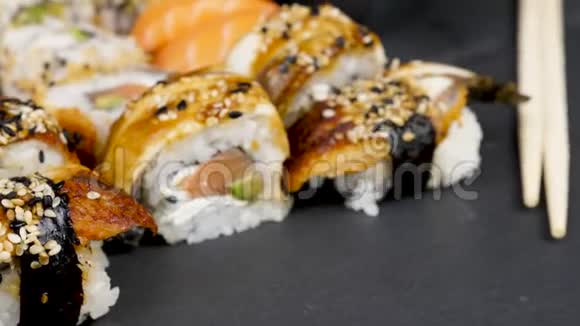 把传统的寿司卷收起来视频的预览图