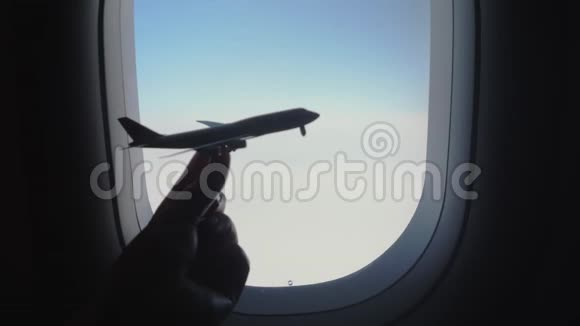 带飞机模型的女人对抗照明器视频的预览图