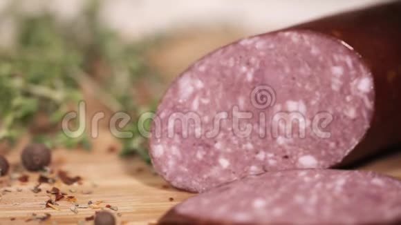 新鲜的吉尔巴萨被用刀片切在草药旁边的切割板上视频的预览图