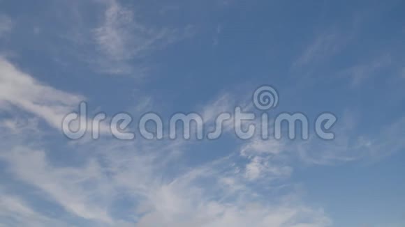 飞机在蓝天的映衬下起飞视频的预览图