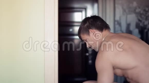 在卧室的清晨一个性感男人穿上裤子视频的预览图
