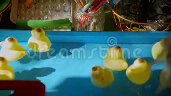 漂浮在水面上的玩具鸭视频的预览图