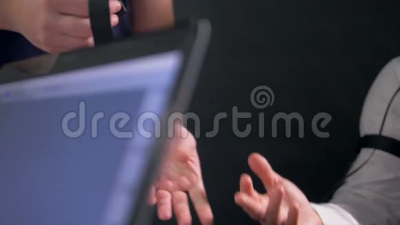 操作者在受试者的手指上附加电极视频的预览图