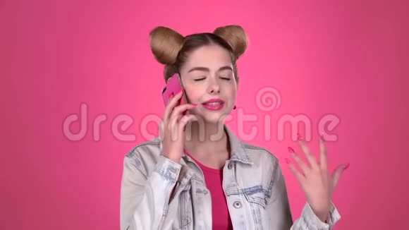 青少年通过电话说话粉色背景视频的预览图