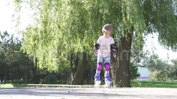 小女孩学会溜冰视频的预览图