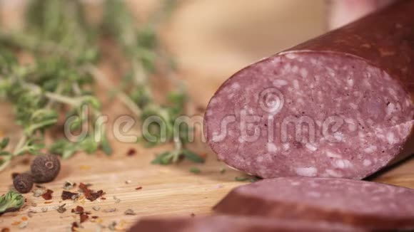 鲜肉熟食店用刀在菜板上切碎视频的预览图