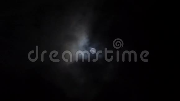 夜空满月与奔云谷物噪声效应万圣节足迹间谍概念背景4K时差视频的预览图