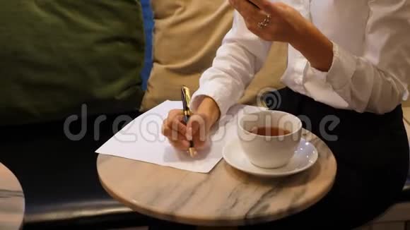 在咖啡馆工作的女商人视频的预览图