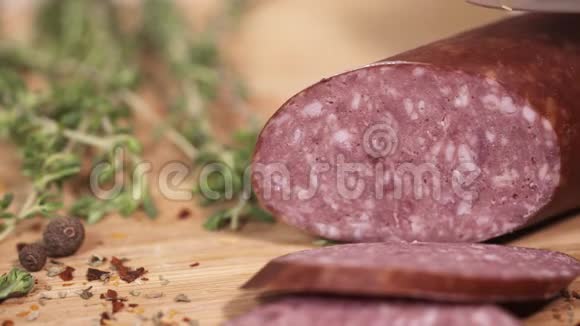 美味的肉熟食店用刀在菜板上切碎视频的预览图